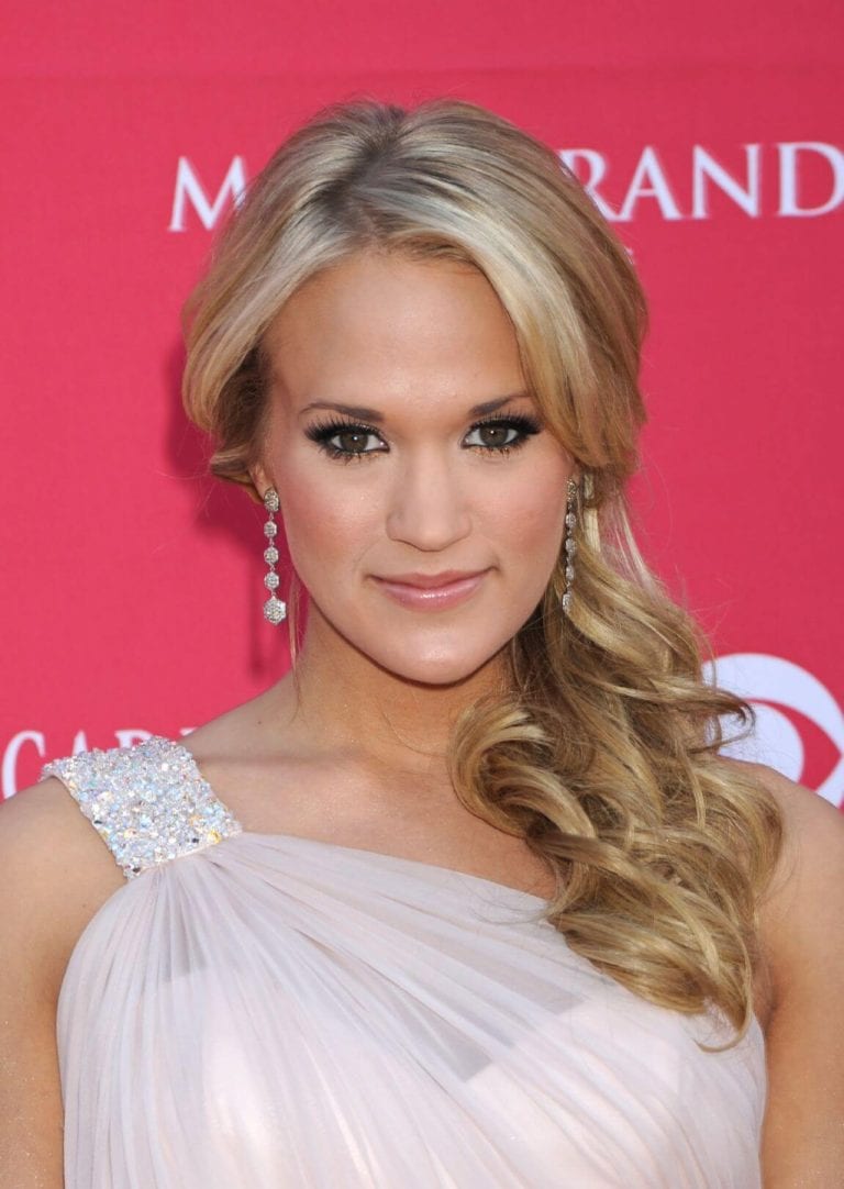 31 Carrie Underwood Hairstyles and Haircuts Inspirations